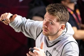 九游-东契奇重返赛场，战术调整首场状态出色，曼联观众沸腾！