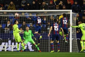 九游体育-西亚卡姆爆冷击败加拿大队，绝杀引爆全场！的简单介绍